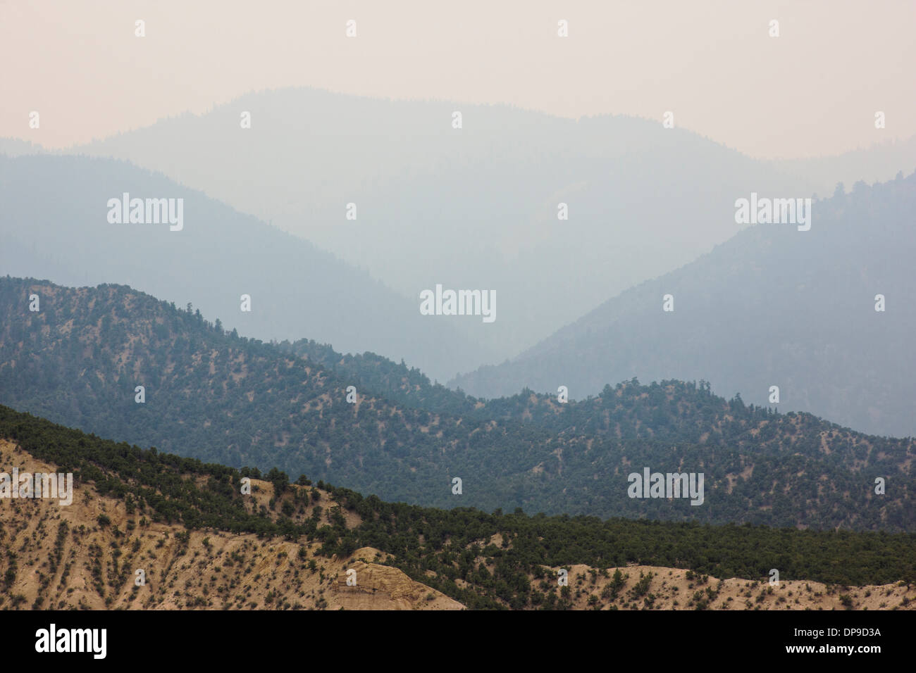 Un ciel rempli de fumée des feux de forêt à travers les Montagnes Rocheuses du Colorado, USA, Banque D'Images