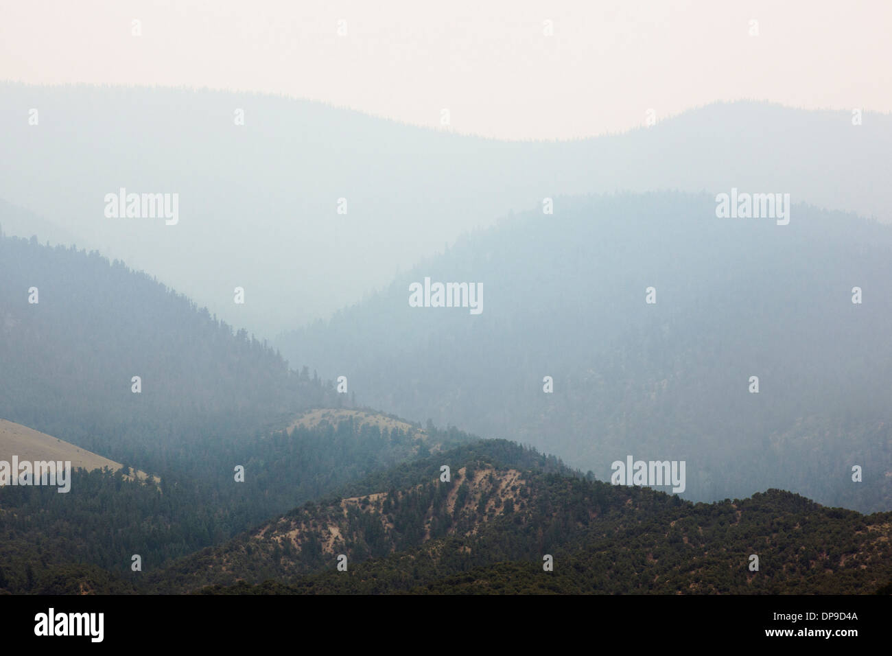 Un ciel rempli de fumée des feux de forêt à travers les Montagnes Rocheuses du Colorado, USA, Banque D'Images