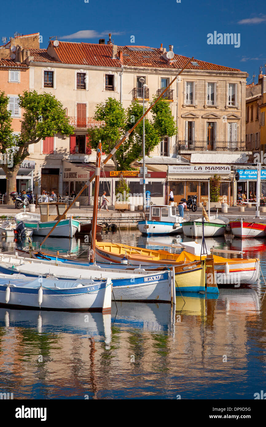 Bateaux colorés dans le petit port de La Ciotat, Bouches-du-Rhône, de la Côte d'Azur, Provence France Banque D'Images