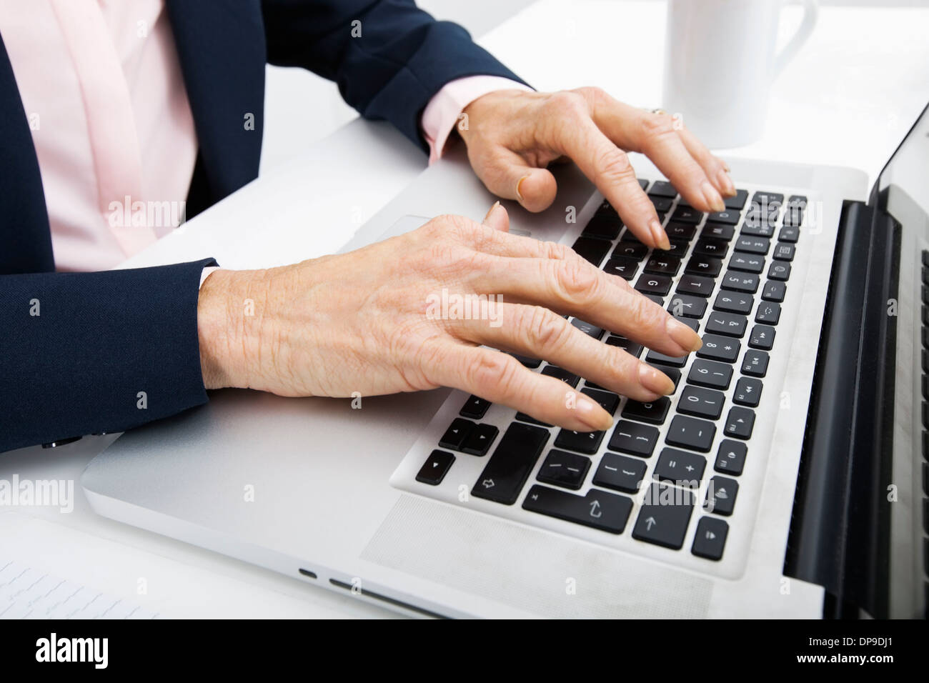 Portrait de senior businesswoman typing on laptop Banque D'Images
