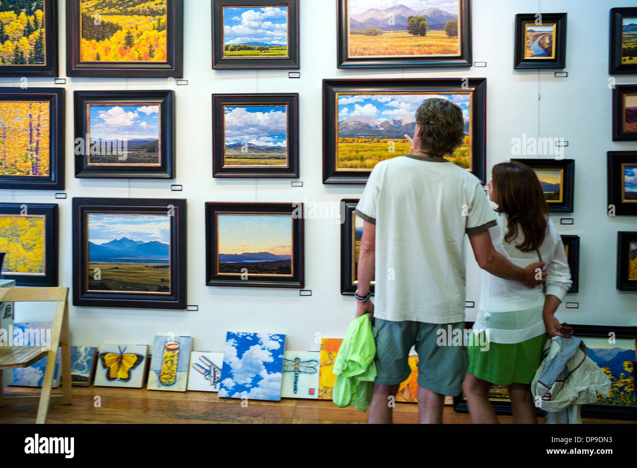 Les visiteurs de l'Smalzel - Mayfield gallery au cours de l'assemblée annuelle du festival ArtWalk, Salida, Colorado, USA Banque D'Images