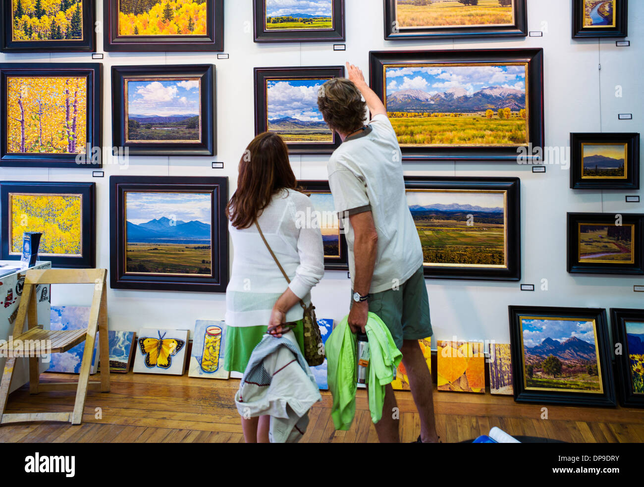 Les visiteurs de l'Smalzel - Mayfield gallery au cours de l'assemblée annuelle du festival ArtWalk, Salida, Colorado, USA Banque D'Images