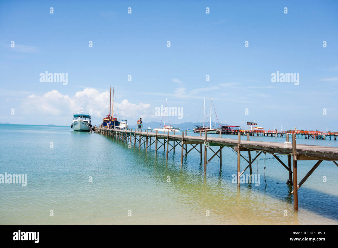 Ferry amarré au quai de Lan Na Pra Koh Samui Thaïlande Banque D'Images