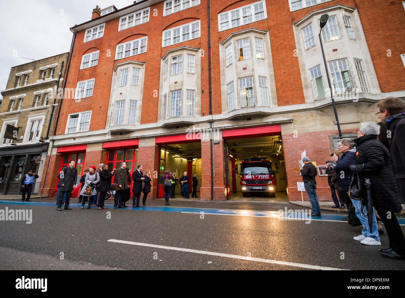 Le dernier moteur entraîne comme Fire station Southwark est enfin fermée après 136 ans de service public. Banque D'Images