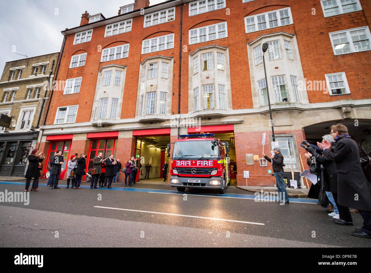 Le dernier moteur entraîne comme Fire station Southwark est enfin fermée après 136 ans de service public. Banque D'Images