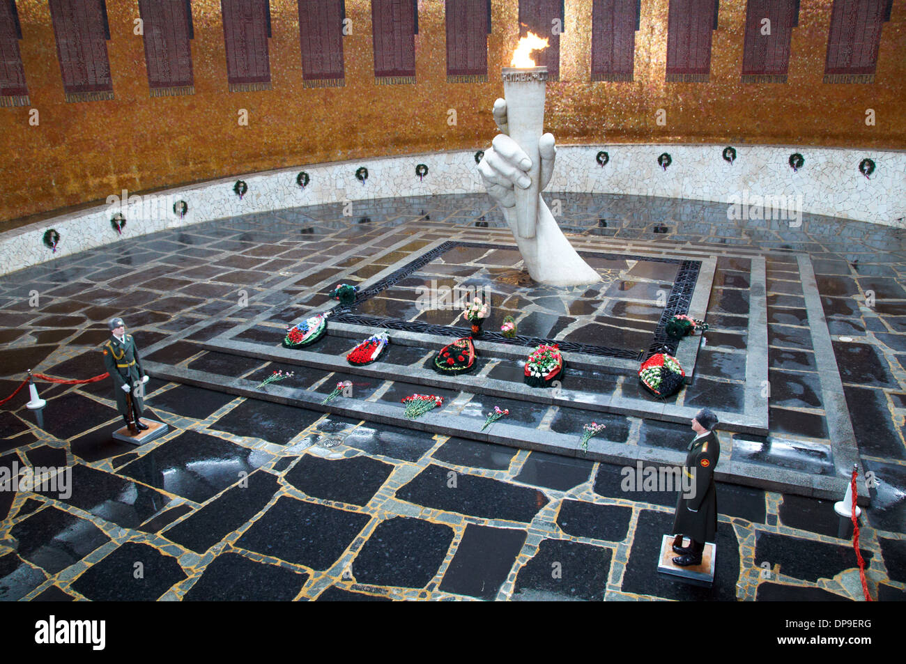 Les gardes d'honneur dans le hall de gloire militaire au Mamaev Kurgan-mémorial de Volgograd Banque D'Images