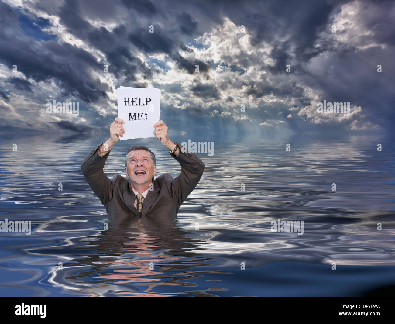 Image Concept de senior businessman in suit en eau profonde se noyer dans la paperasse avec m'aider à signer Banque D'Images