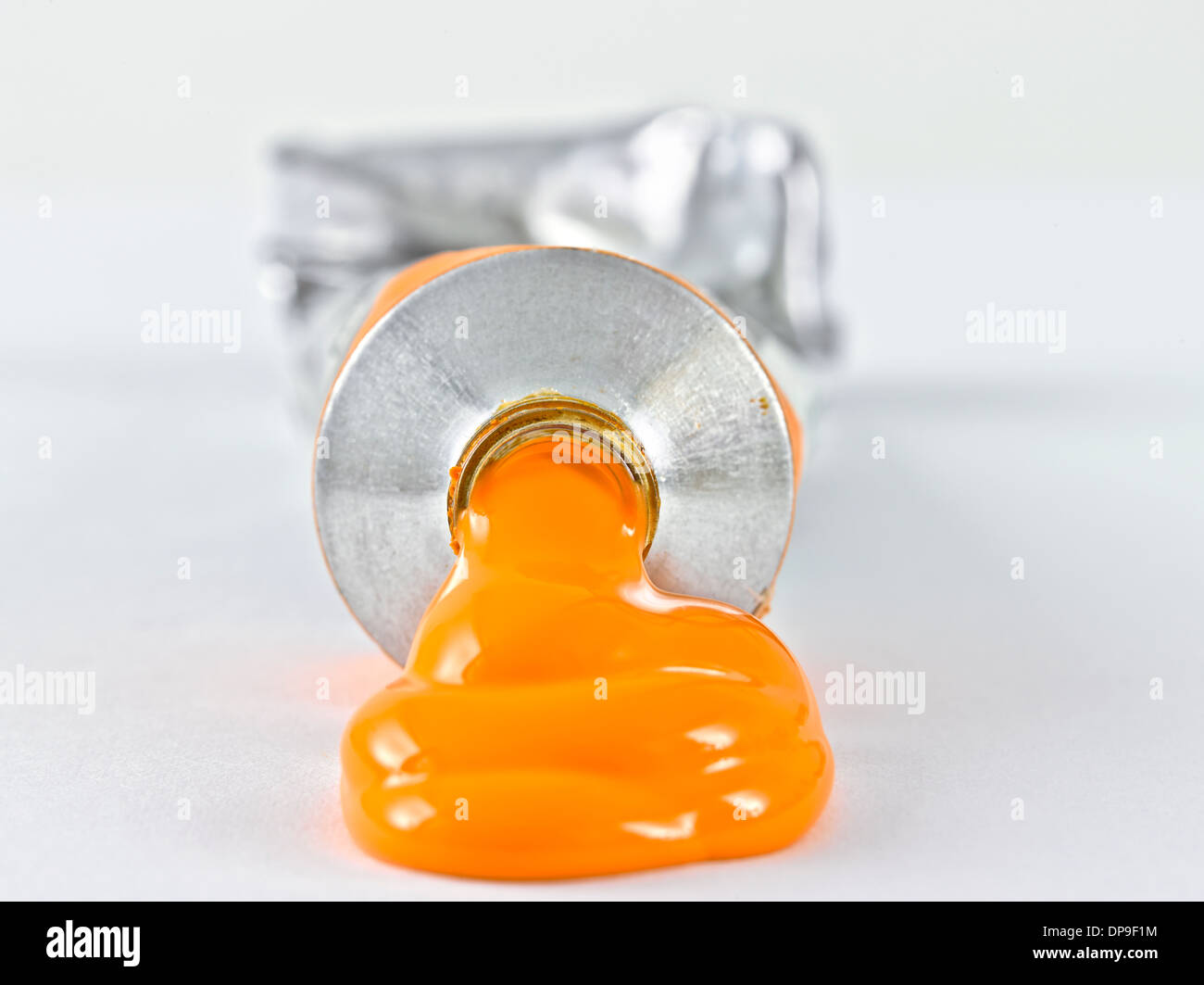 Tube de peinture orange Banque D'Images