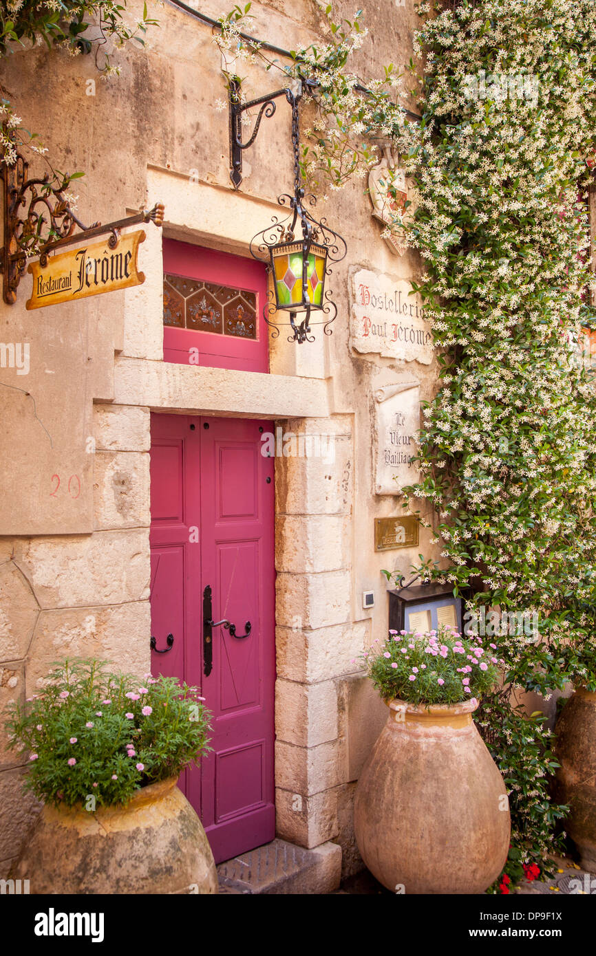 La vigne fleurie entoure la porte d'entrée à la maison à la Turbie, Provence, France Banque D'Images