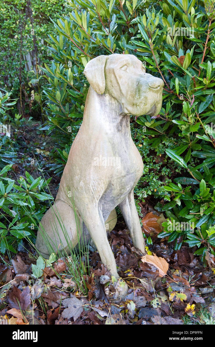 Statue en pierre de grand chien Bloodhound Ornement de jardin Banque D'Images Statue en pierre de grand chien Bloodhound Ornement de jardin Banque D'Images