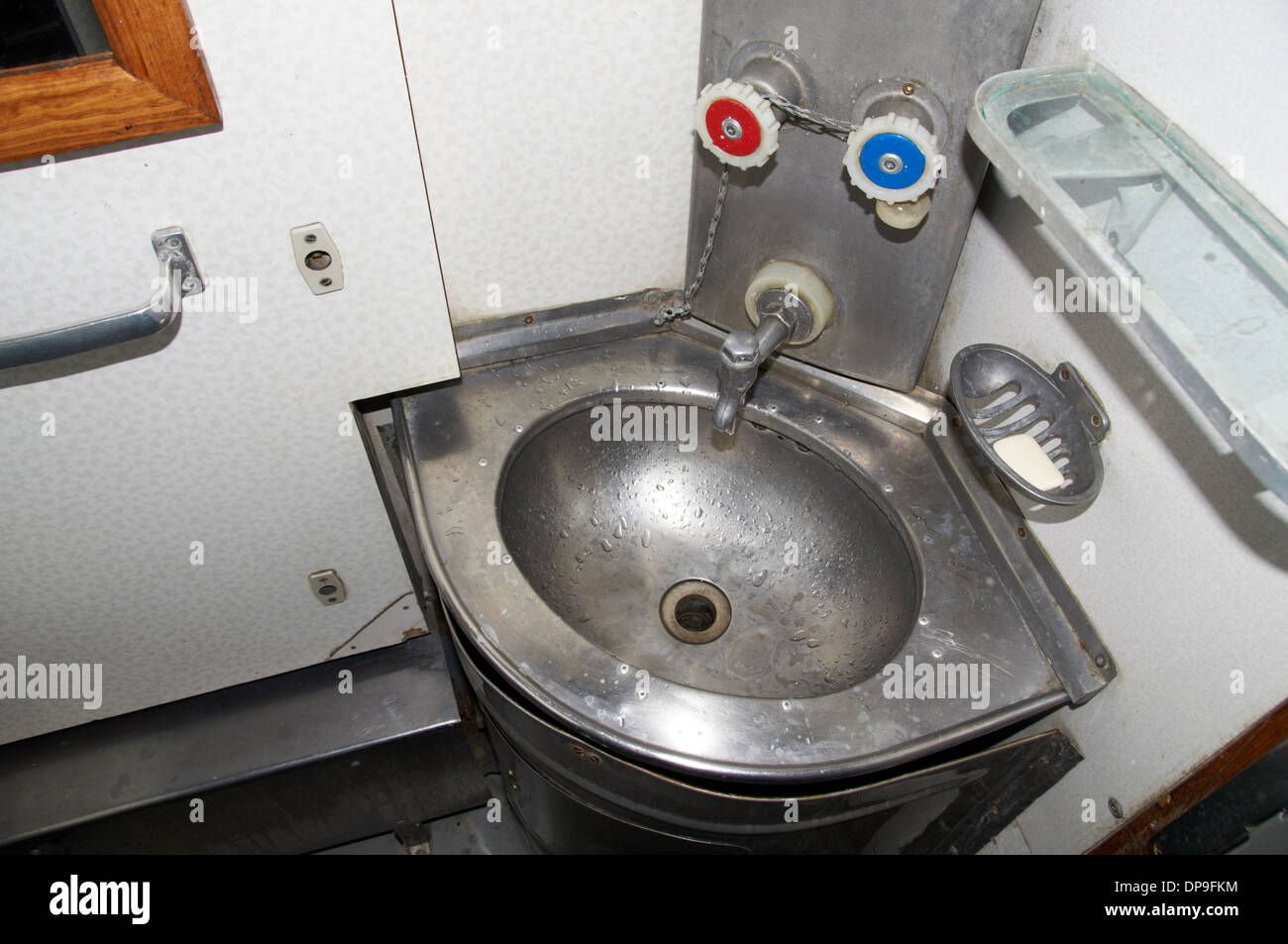 Lave-main à la toilette dans un train sur le chemin de fer transsibérien Banque D'Images