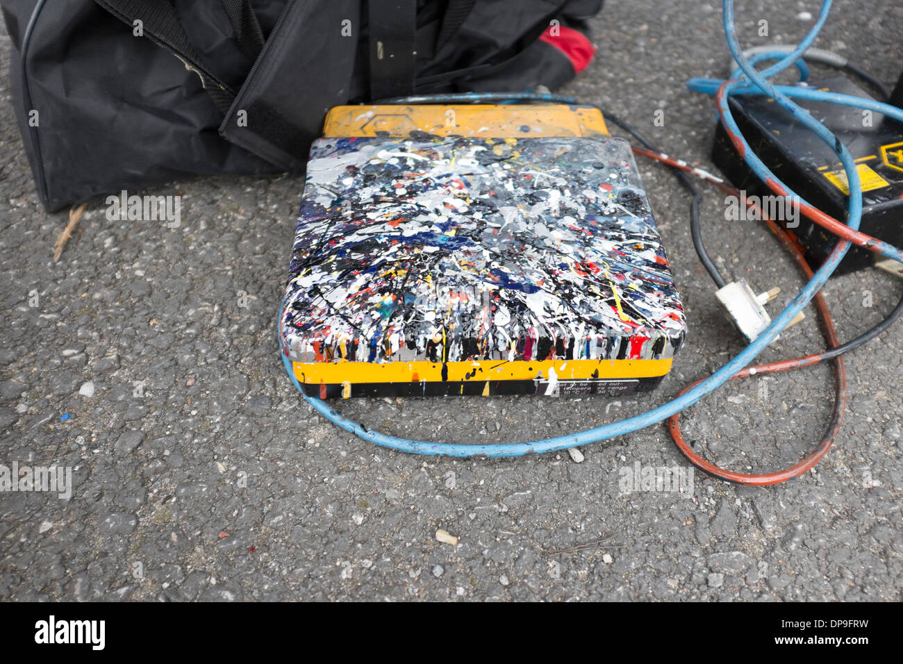 Pèse-personne couverte de peinture renversé renversé Banque D'Images