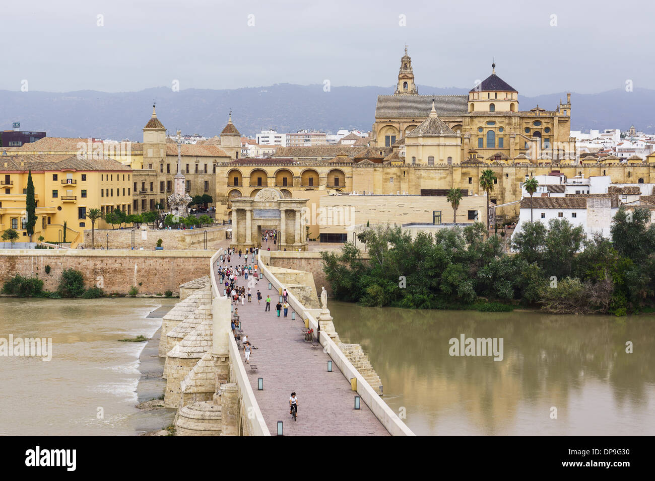 Pont romain sur la rivière Gaudalquivir Cathedral-Mosque et de Córdoba Banque D'Images