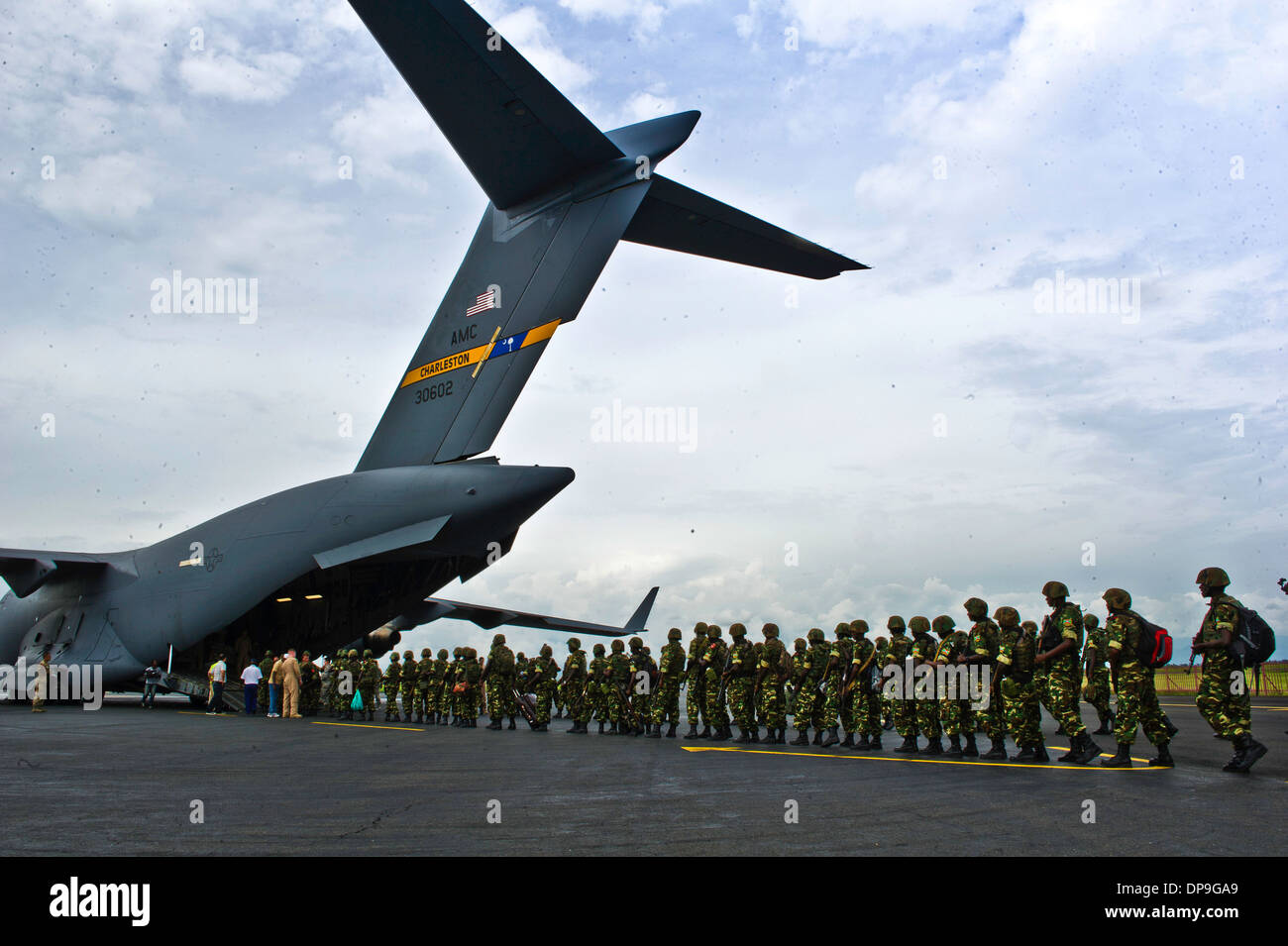 Des soldats burundais se préparent à bord d'un U.S. Air Force C-17 Globemaster III de l'aéroport international de Bujumbura, Burundi Banque D'Images