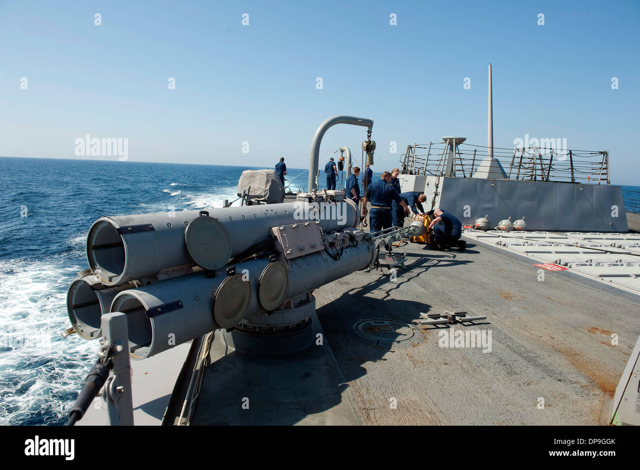 Les marins américains charger une torpille MK 46 à bord du destroyer lance-missiles USS Nitze Banque D'Images