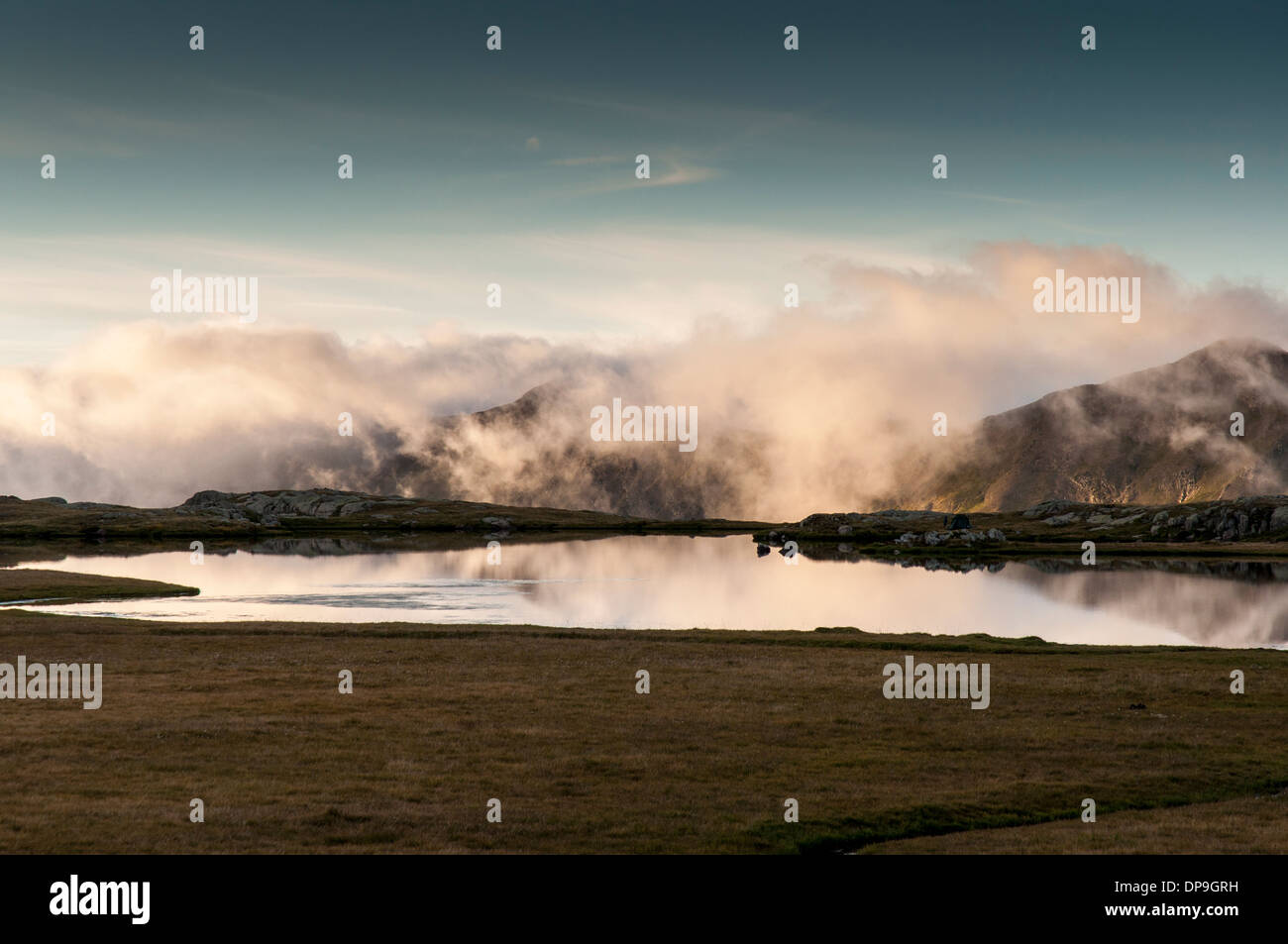 L'augmentation des nuages soir derrière le lac Ibones de Anayet dans Llanos de Anayet en Pyrénées espagnoles Banque D'Images