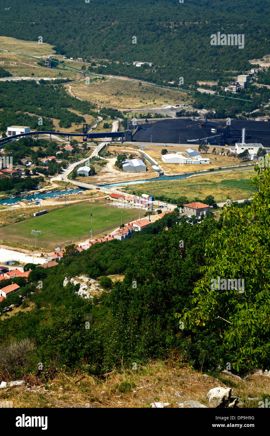 Plomin Luka Istrie Croatie Europe centrale thermique au charbon de la réserve de charbon et de soccer vue du village Banque D'Images