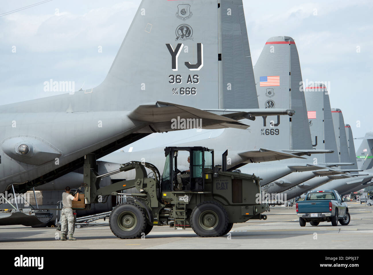Les aviateurs de l'US Air Force une charge à faible coût et à faible altitude dans un bundle cargo C-130 Hercules Banque D'Images