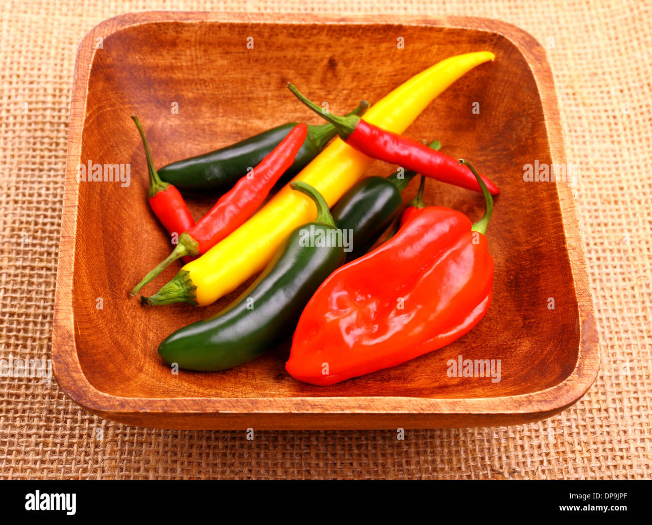 Variétés de piment dans le bol en bois, Close up Banque D'Images