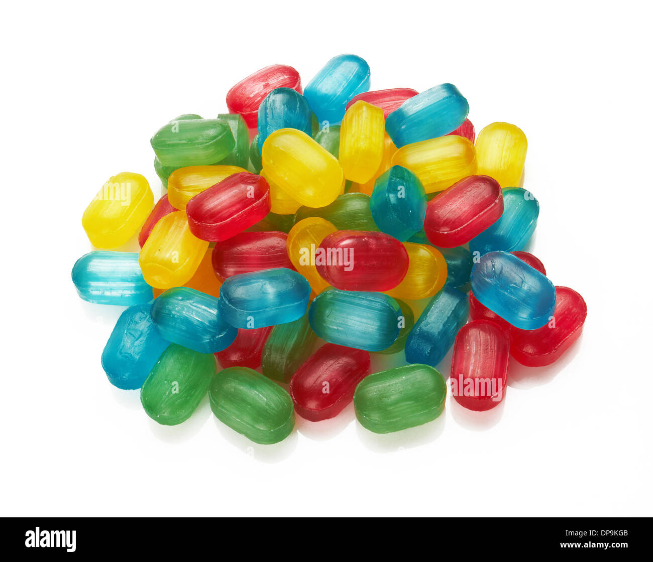 Assortiment de bonbons colorés sur fond blanc Banque D'Images