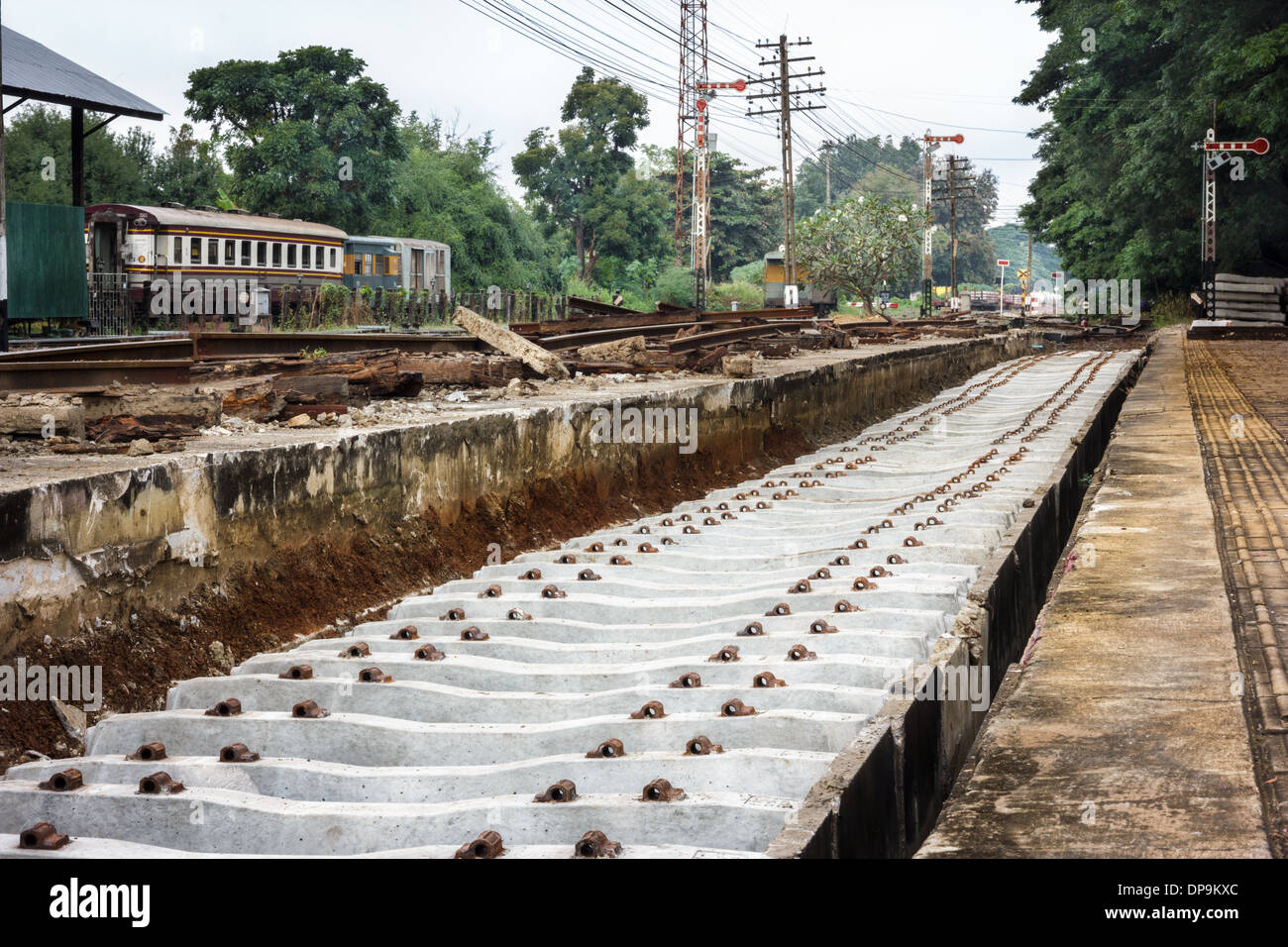 Rénovation des traverses de chemin de changement aux traverses en béton. Banque D'Images