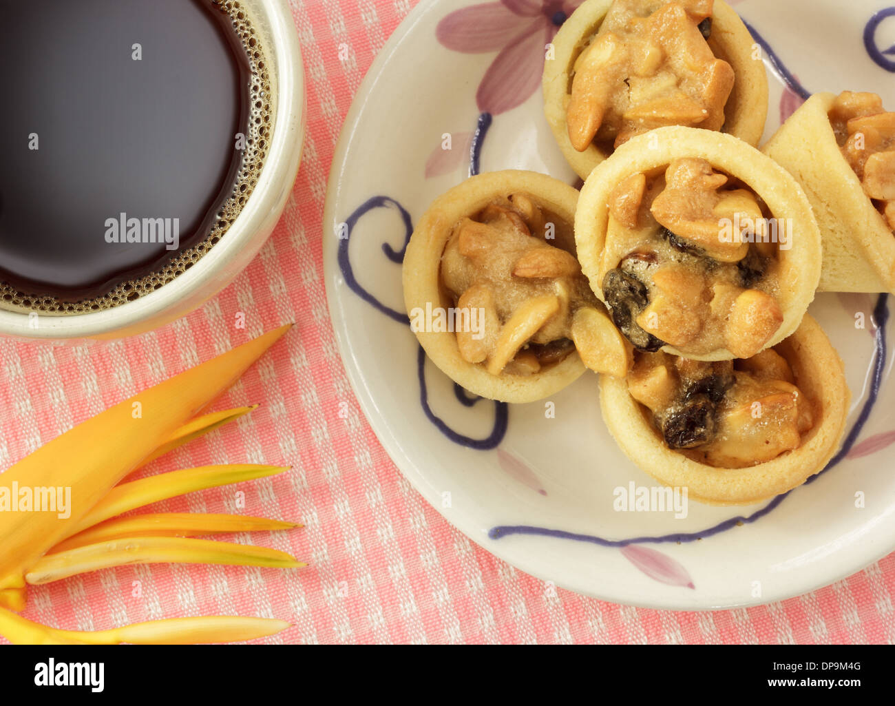 Dessert sur assiette avec une tasse à café. Banque D'Images