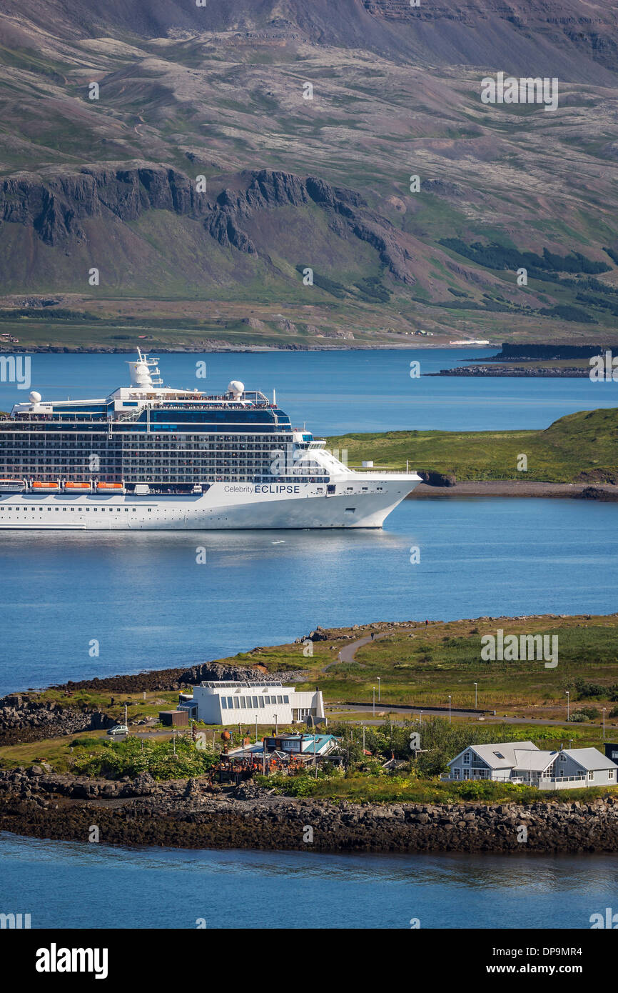Grand bateau de croisière naviguant dans le port de Reykjavik, Islande, summertime Banque D'Images