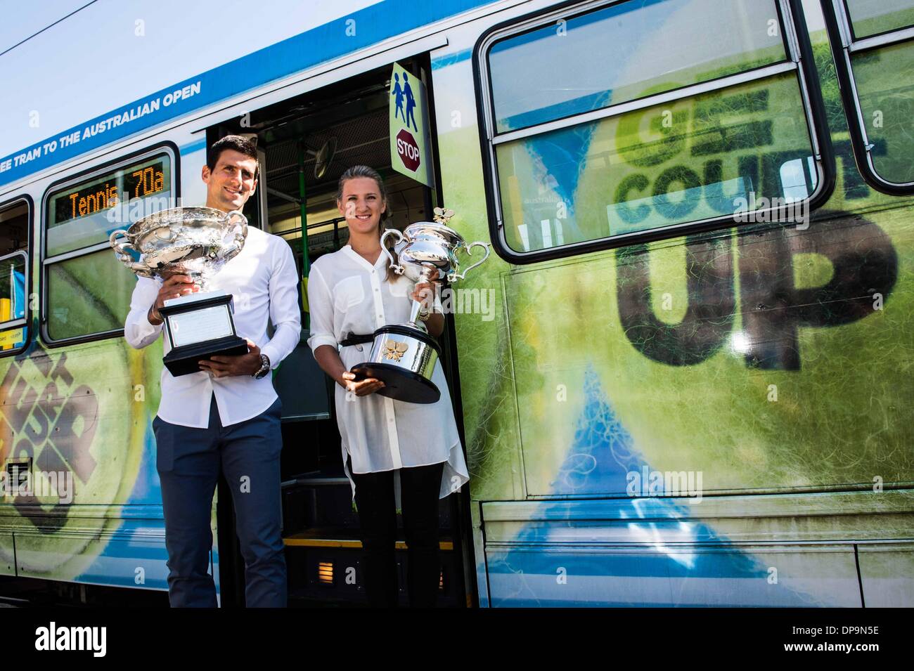 (140110) -- MELBOURNE, 10 janvier 2014 (Xinhua) -- Sur cette photo publiée par l'Australie, championne de tennis, Victoria Azarenka (R) du Bélarus et Novak Djokovic de Serbie qui posent avec leurs trophées en face d'un tram avant le tirage officiel du tournoi de tennis d'Australie à Melbourne, Australie, le 10 janvier 2014. (Xinhua) Banque D'Images