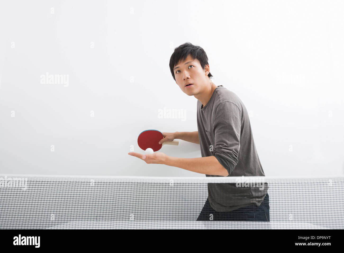 Bel asiatique man playing ping pong Banque D'Images