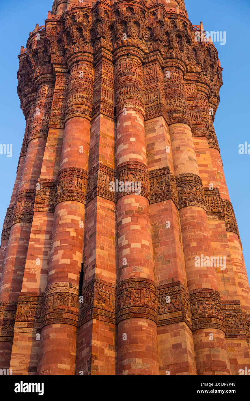 Qûtb Minâr Qûtb Tower‎ (L), également connu sous le nom de Qutb Minar et Qutab Minar, est le plus haut minar (73 mètres) en Inde Banque D'Images