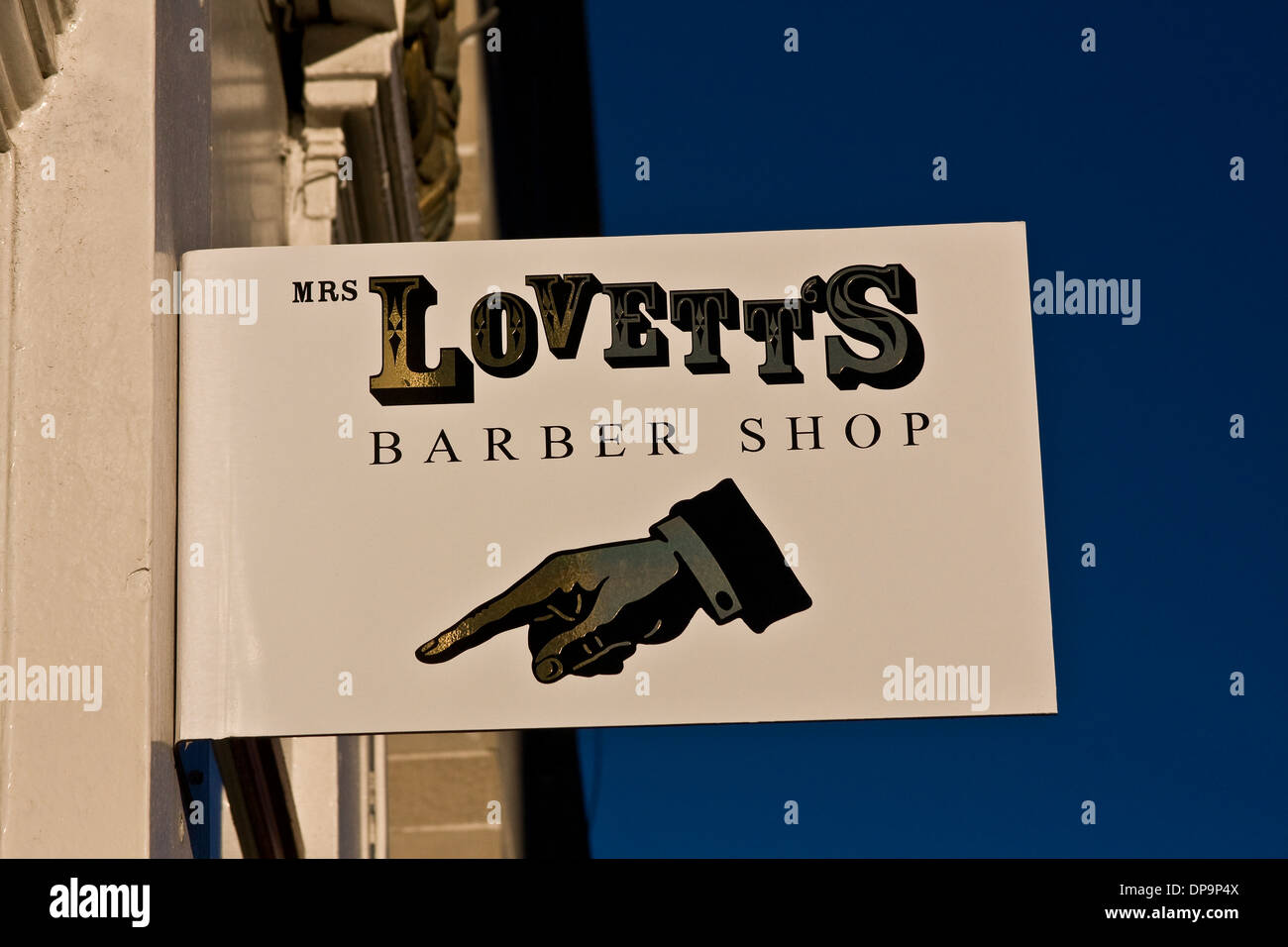 Personnage de Sweeney Todd, Mme Lovett's Barber Shop est une boutique de style old school situé au n°12 rue d'échange à Dundee, Royaume-Uni Banque D'Images