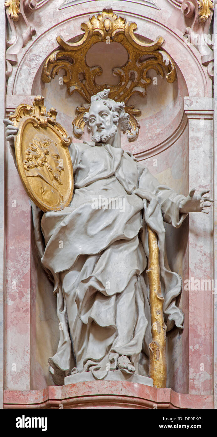 Jasov - sculpture baroque de saint Jude l'apôtre Thadeus dans nef de Premonstratesian cloître Banque D'Images Jasov - sculpture baroque de saint Jude l'apôtre Thadeus dans nef de Premonstratesian cloître Banque D'Images