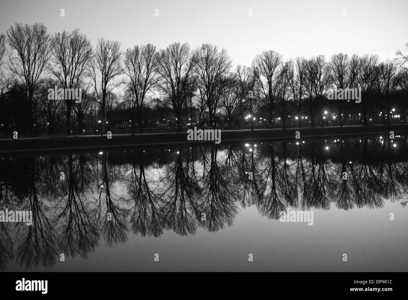 La Seconde Guerre mondiale mémorial 1 inversée dans le miroir d'eau , Washington DC. 17 Décembre, 2013. photo par Trevor Collens. Banque D'Images