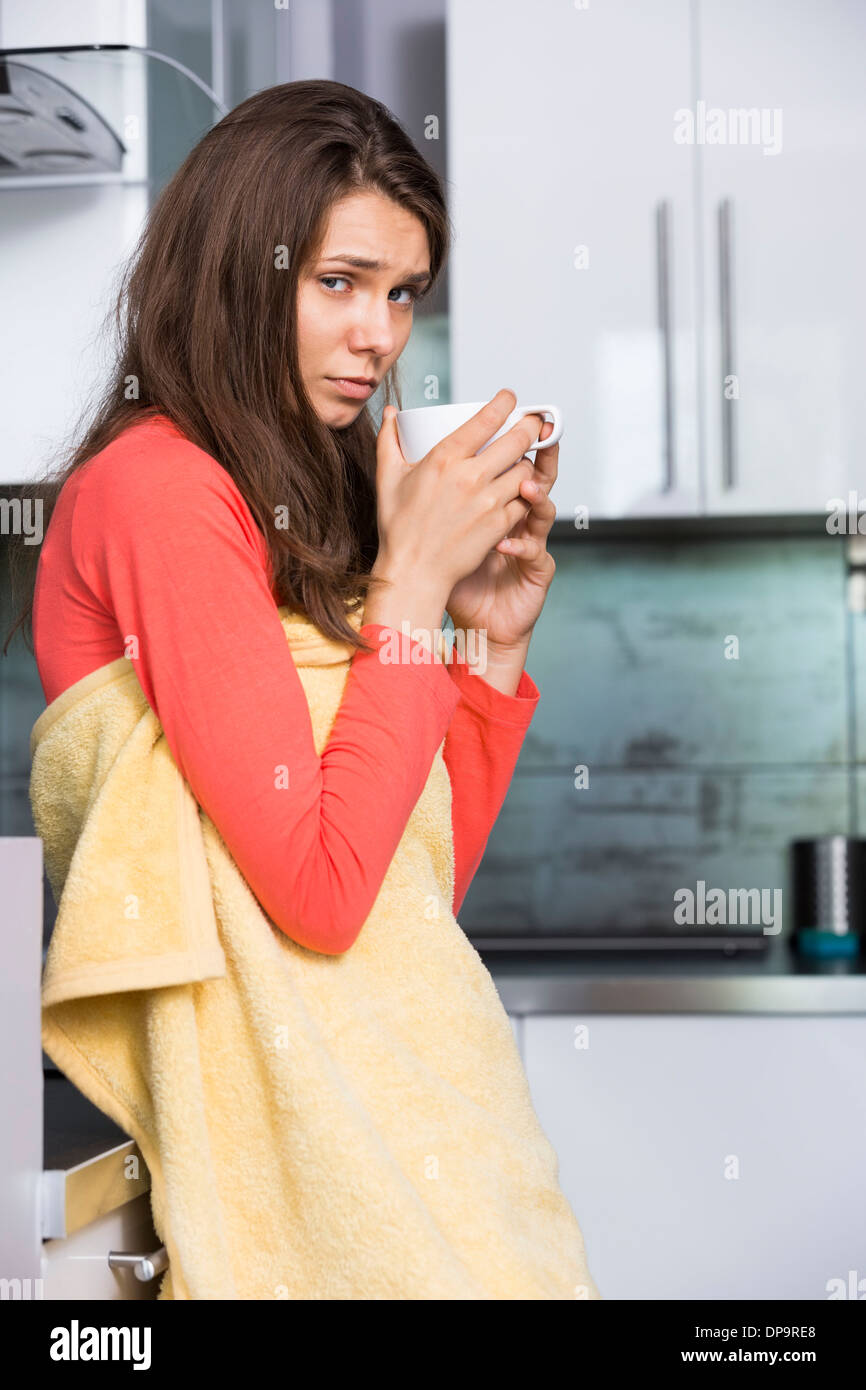 Portrait de femme malade le café dans la cuisine Banque D'Images
