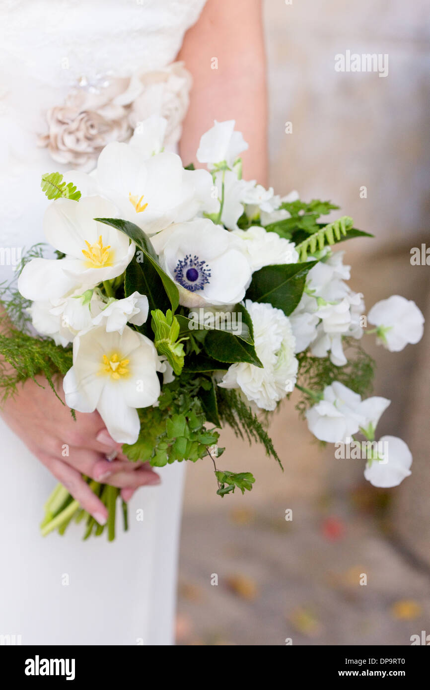 Mariée, bouquet, fleur blanche, extérieur, mariage Banque D'Images