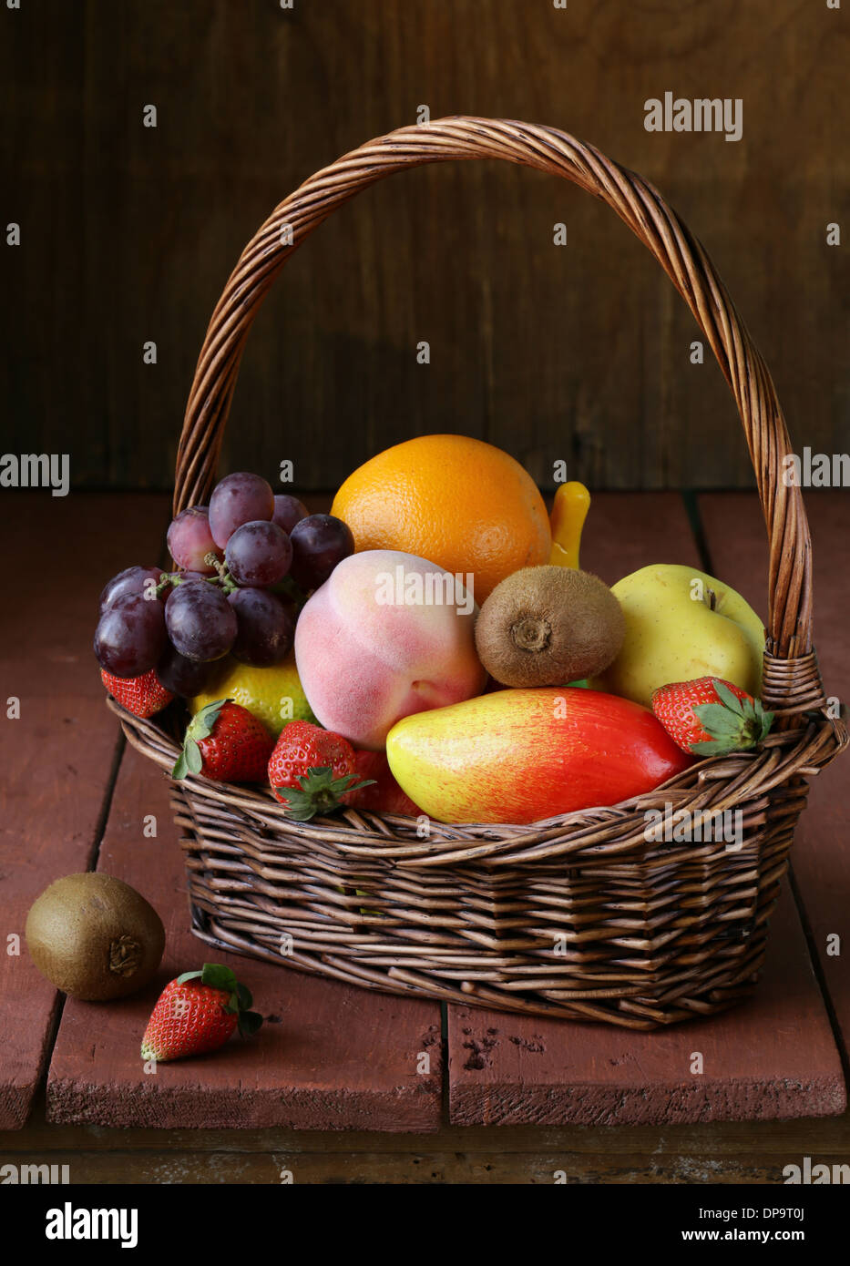 Still Life panier en osier avec des fruits sur une table en bois Banque D'Images
