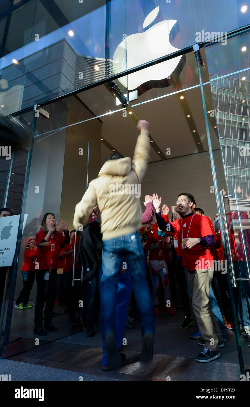 Beijing, Chine. 10 janvier, 2014. Le personnel de travail accueillent les clients au nouvel Apple Store dans un bâtiment de la tour de la Place Centrale de Chine sur route Dawang à Beijing, capitale de la Chine, 10 janvier 2014. Le quatrième Apple store de Pékin a ouvert le vendredi. Credit : Qi Heng/Xinhua/Alamy Live News Banque D'Images