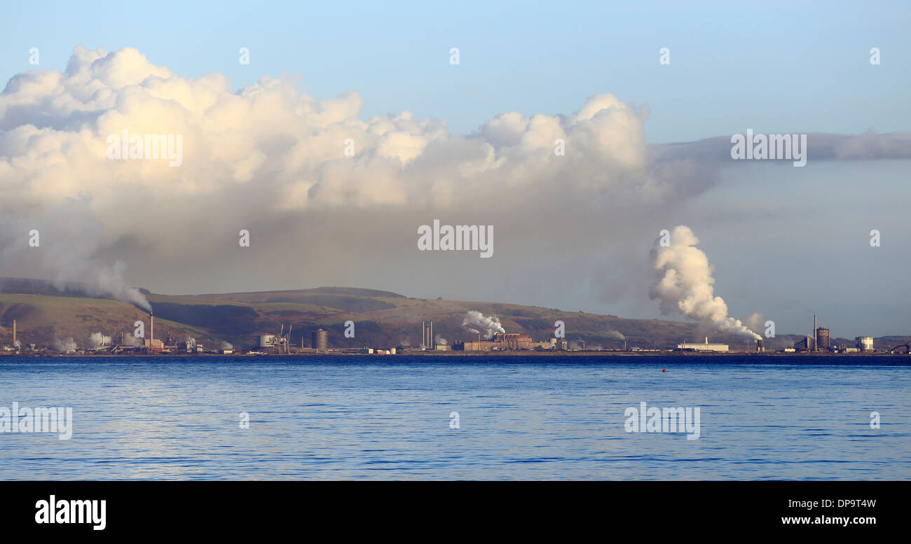 Port Talbot, Pays de Galles, vu de l'autre côté de la Baie de Swansea, Banque D'Images