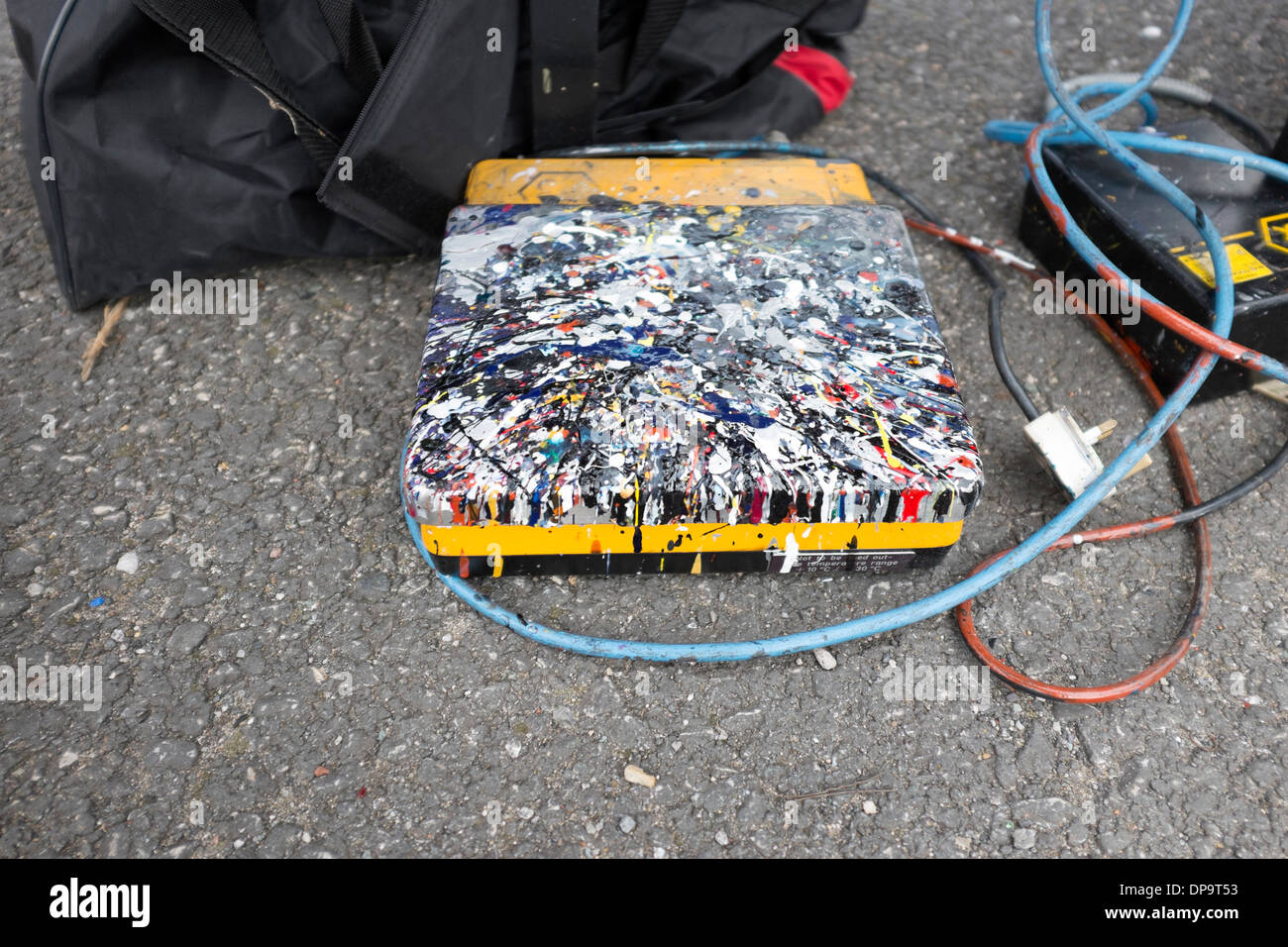 Pèse-personne couverte de peinture renversé renversé Banque D'Images