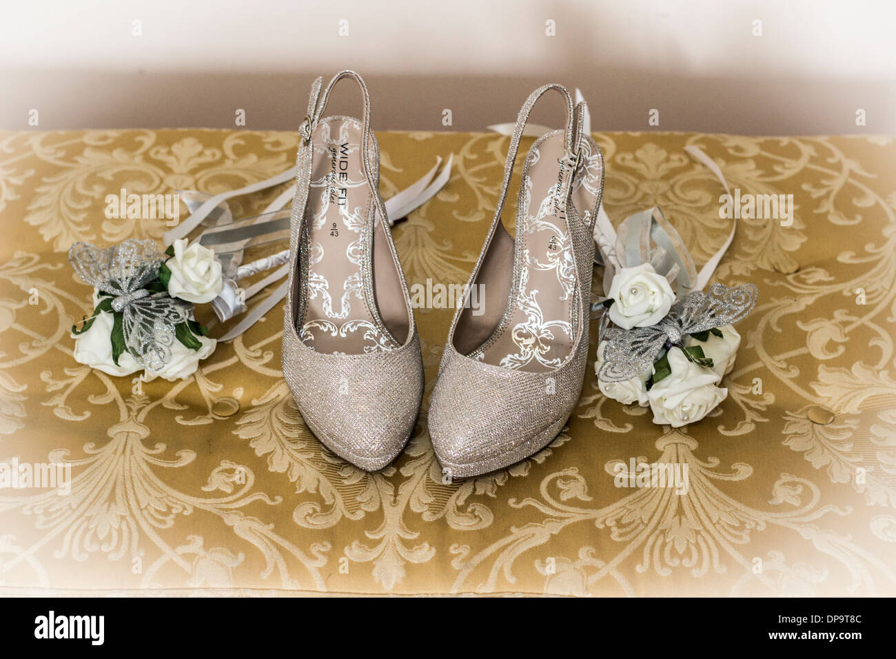 Arrangement de fleurs et chaussures de brides Banque D'Images