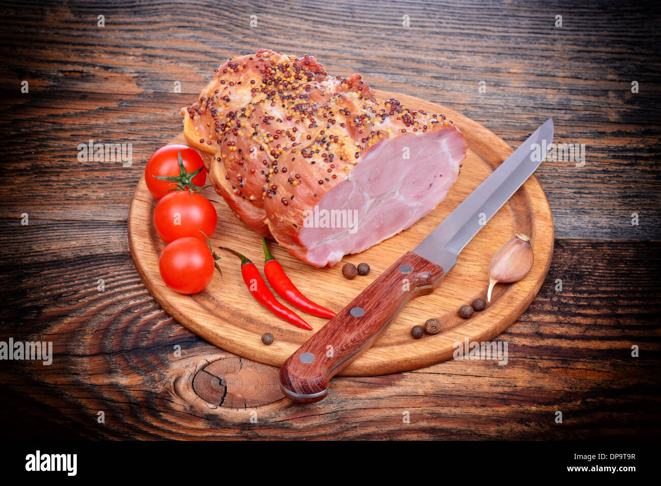 Cou de porc, tomates, poivrons, l'ail et le couteau Banque D'Images