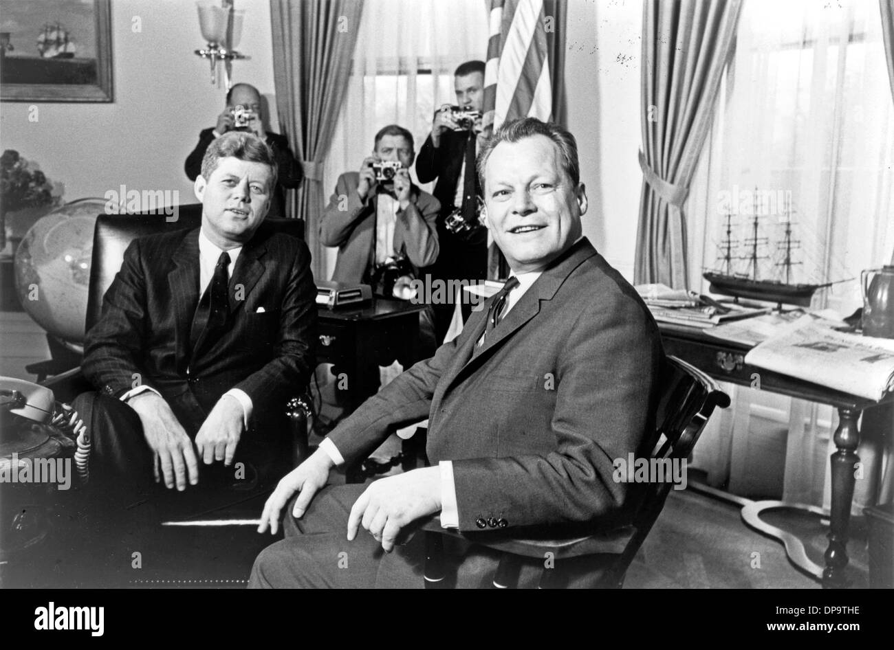 Rencontre avec John F. Kennedy et homme d'État allemand Willy Brandt, homme politique à la Maison Blanche. Banque D'Images