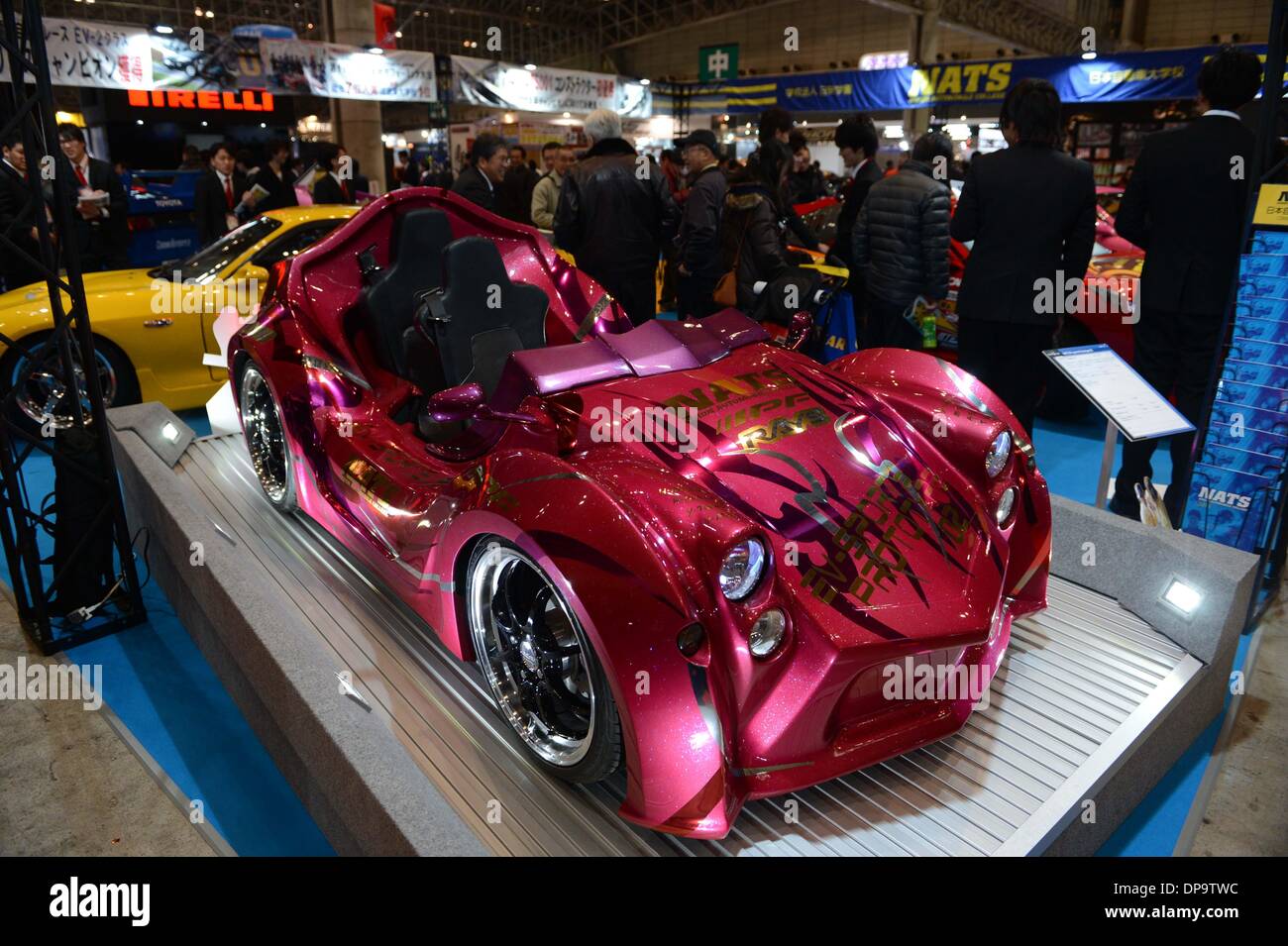 Tokyo, Japon. 10 janvier, 2014. Visite de l'auditoire le Tokyo Auto Salon 2014 à Chiba, Japon, 10 janvier 2014. Quelque 400 entreprises ont participé à l'événement de trois jours, qui a lieu jusqu'à 12 janvier. Credit : Ma Ping/Xinhua/Alamy Live News Banque D'Images