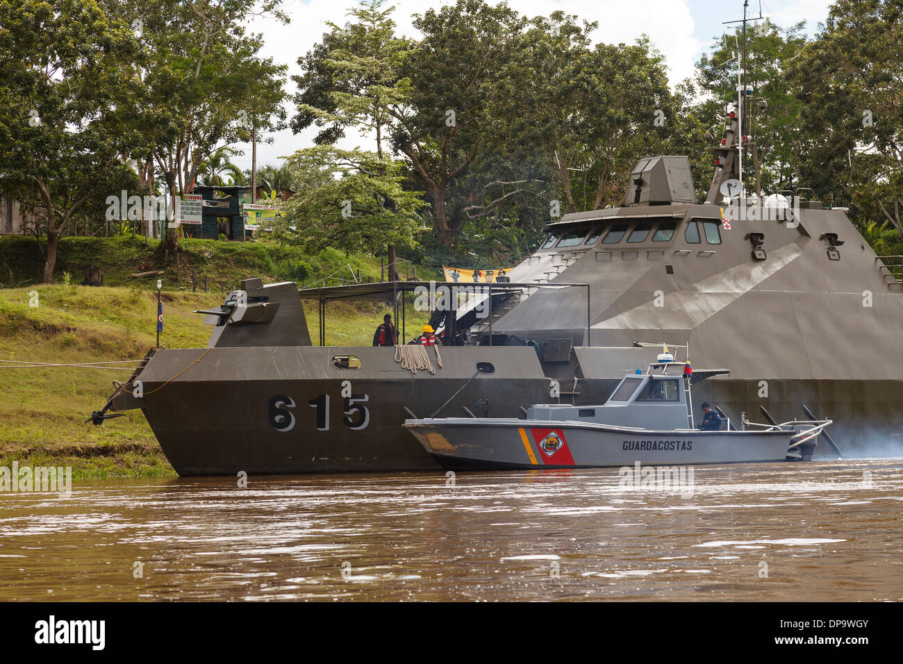 L'armée et de bateaux garde-côtes, Puerto Nariño, fleuve Amazone, la Colombie, l'Amérique Banque D'Images