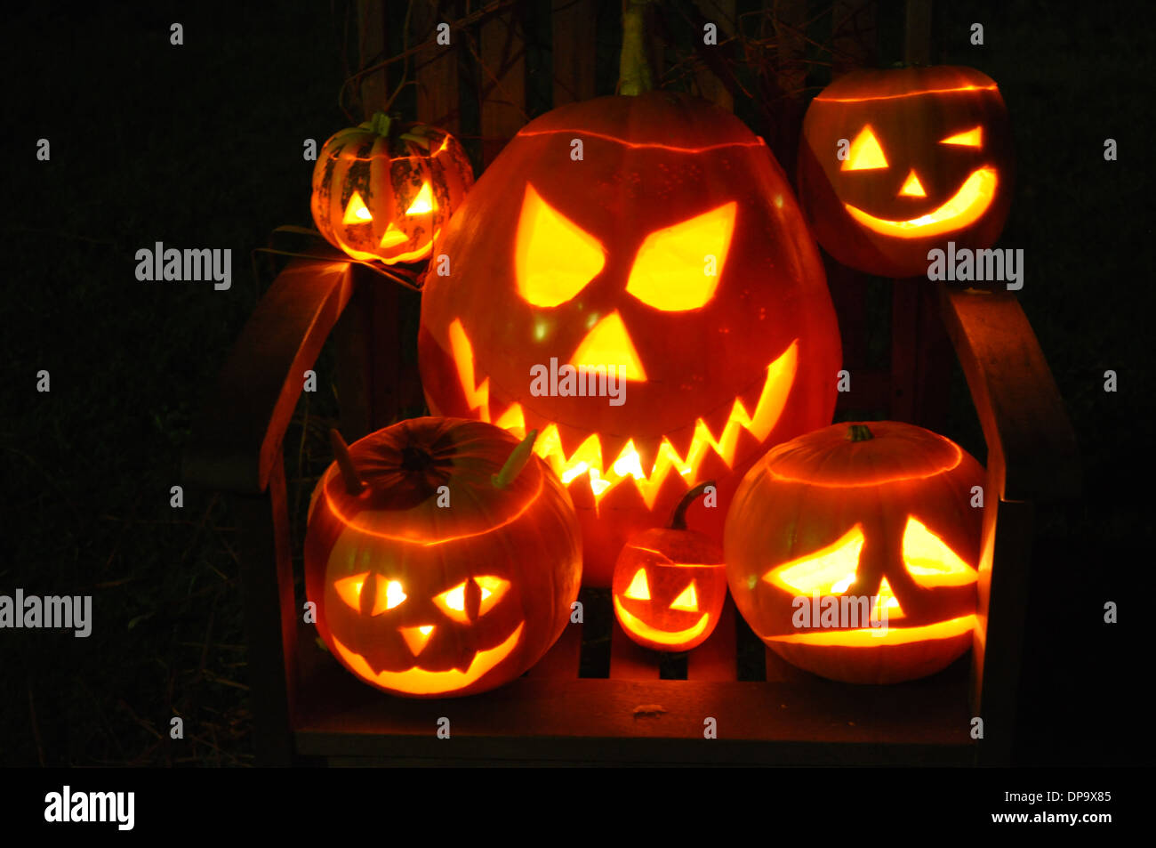 Groupe de six bougies halloween jack-o-lanternes. Banque D'Images