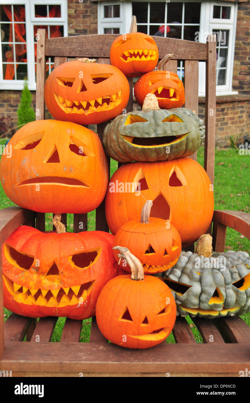 Une pile de dix halloween jack-o-lanternes. Banque D'Images
