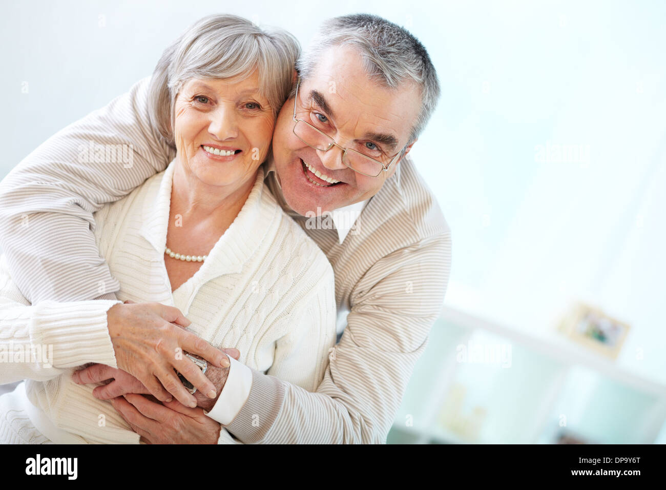 Portrait of a happy senior couple looking at camera Banque D'Images