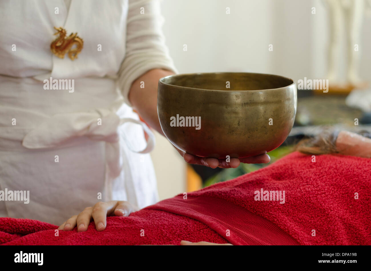 Guérison praticien avec bols tibétains Banque D'Images