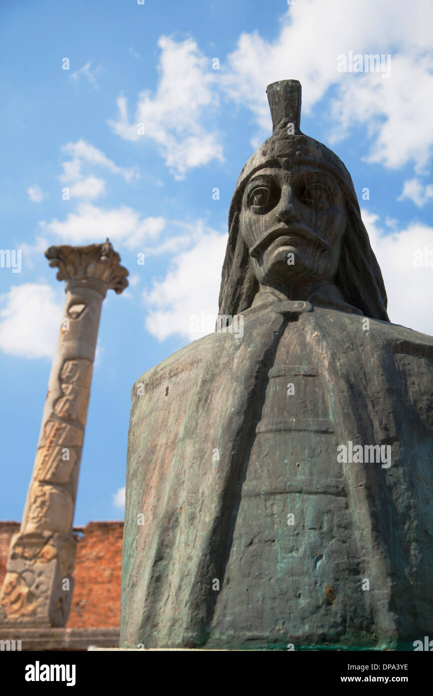 Vlad Tepes (Vlad l'Empaleur) statue ancienne cour princière, quartier historique, Bucarest, Roumanie Banque D'Images