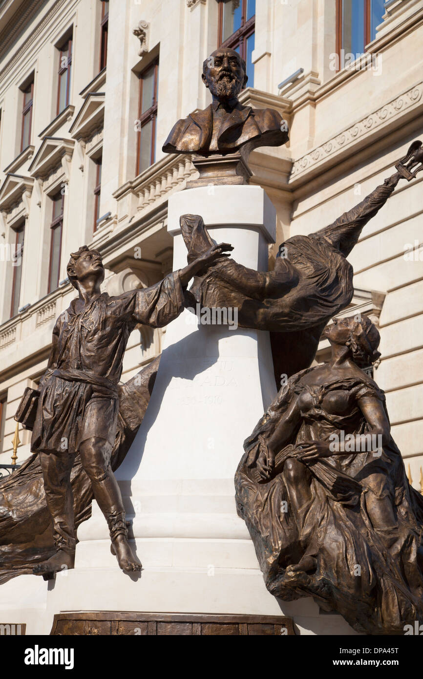 Statue à l'extérieur de la Banque nationale de la Roumanie, du quartier historique, Bucarest, Roumanie Banque D'Images